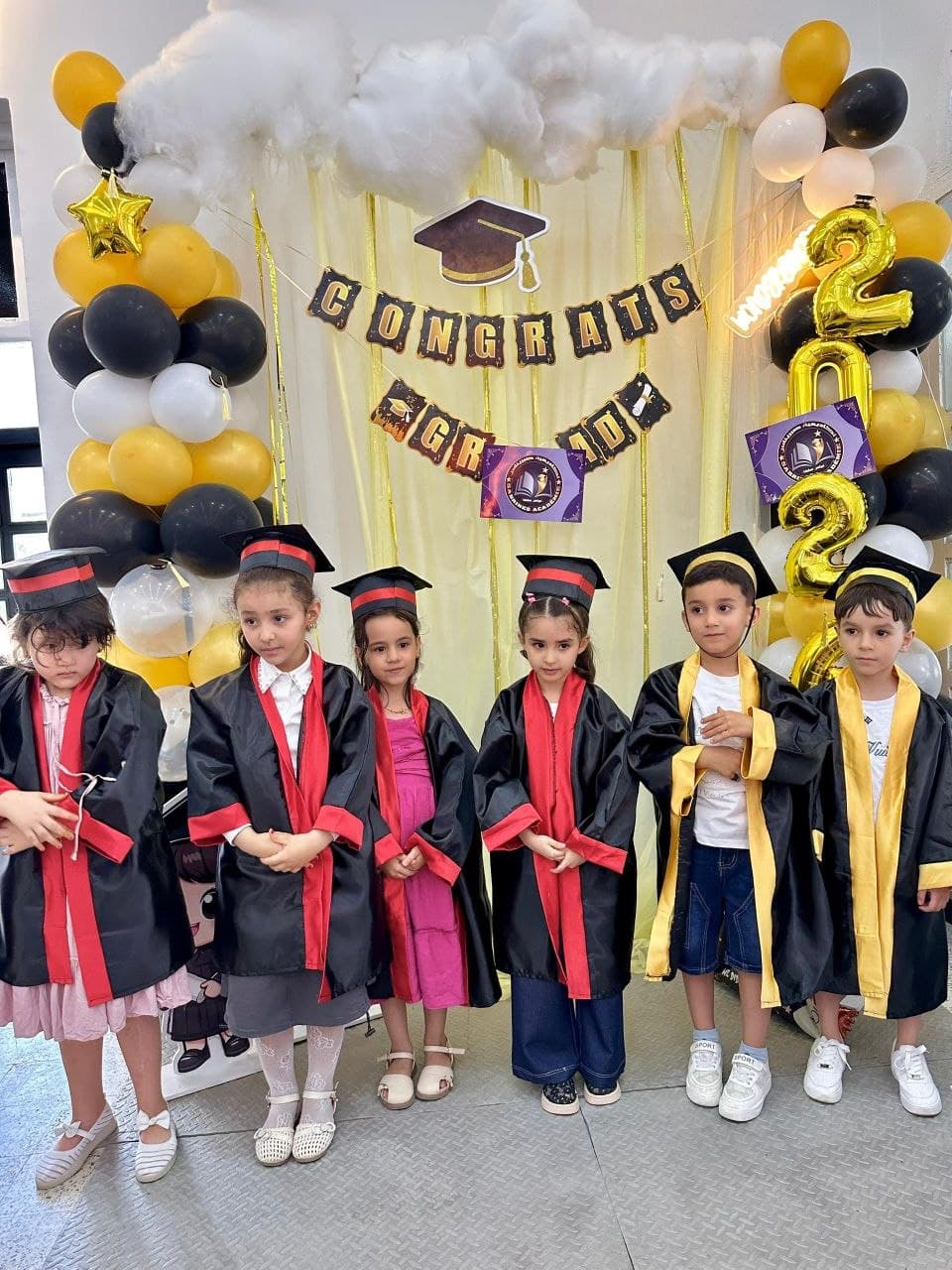 أطفال سعداء